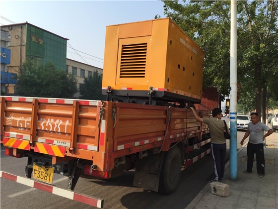 移動泵車到達客戶所在地準備卸車 移動泵車到達客戶所在地準備卸車